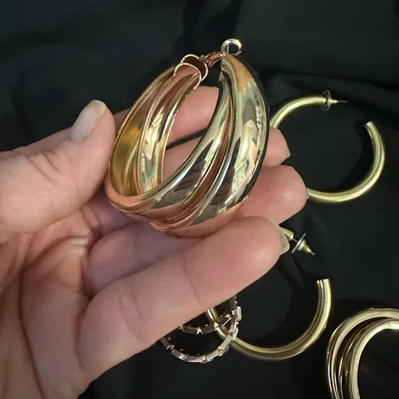 Fashion earrings, large hoops. - Picture 5 of 9